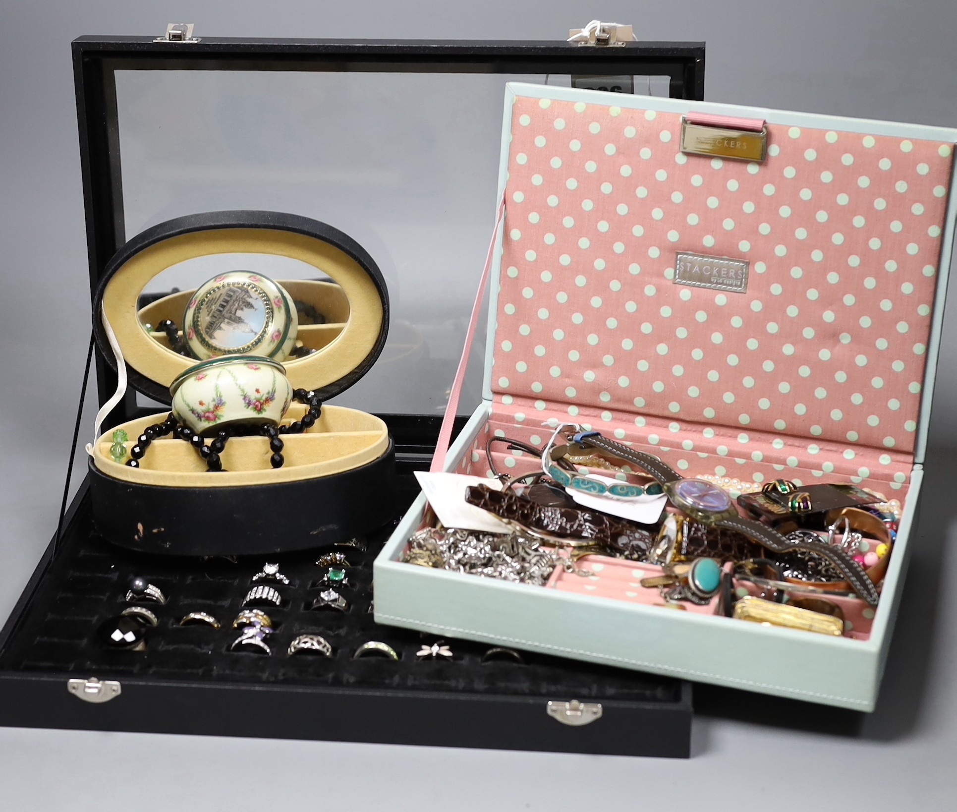 A quantity of assorted semi-precious and costume jewellery